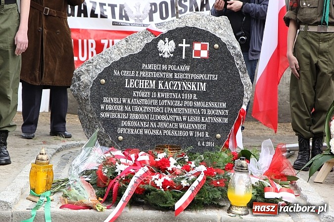 Zdjęcie w galerii na portalu naszraciborz.pl: Przy kościele NSPJ dokonano uroczystego odsłonięcia tablicy smoleńskiej wiadomości z regionu