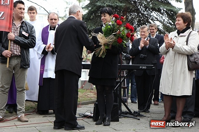 Zdjęcie w galerii na portalu naszraciborz.pl: Przy kościele NSPJ dokonano uroczystego odsłonięcia tablicy smoleńskiej wiadomości z regionu