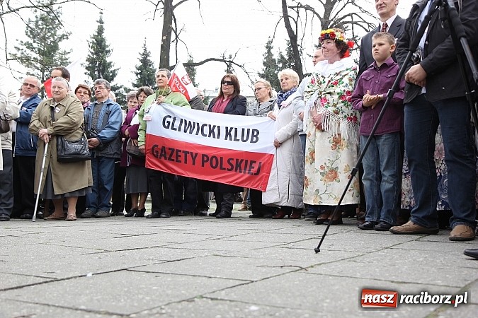 Zdjęcie w galerii na portalu naszraciborz.pl: Przy kościele NSPJ dokonano uroczystego odsłonięcia tablicy smoleńskiej wiadomości z regionu