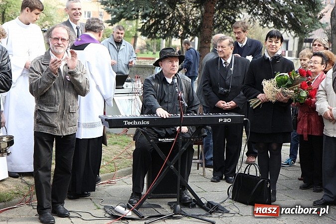 Zdjęcie w galerii na portalu naszraciborz.pl: Przy kościele NSPJ dokonano uroczystego odsłonięcia tablicy smoleńskiej wiadomości z regionu