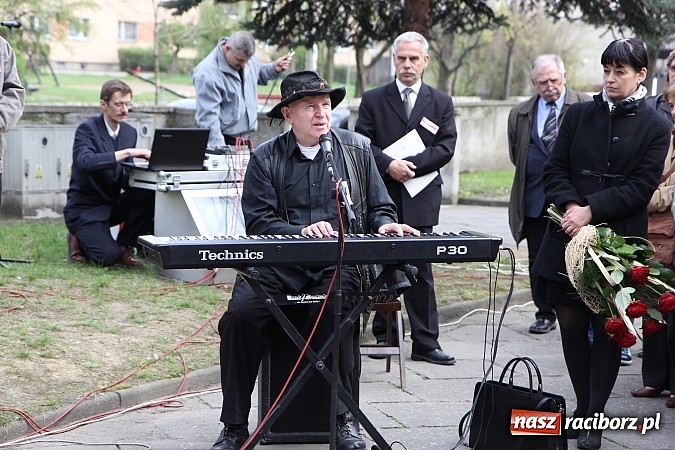 Zdjęcie w galerii na portalu naszraciborz.pl: Przy kościele NSPJ dokonano uroczystego odsłonięcia tablicy smoleńskiej wiadomości z regionu