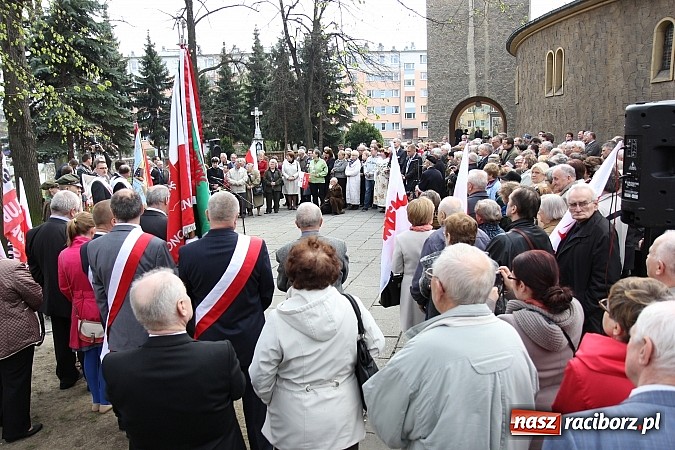 Zdjęcie w galerii na portalu naszraciborz.pl: Przy kościele NSPJ dokonano uroczystego odsłonięcia tablicy smoleńskiej wiadomości z regionu