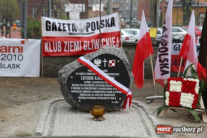 Zdjęcie w galerii na portalu naszraciborz.pl: Przy kościele NSPJ dokonano uroczystego odsłonięcia tablicy smoleńskiej wiadomości z regionu