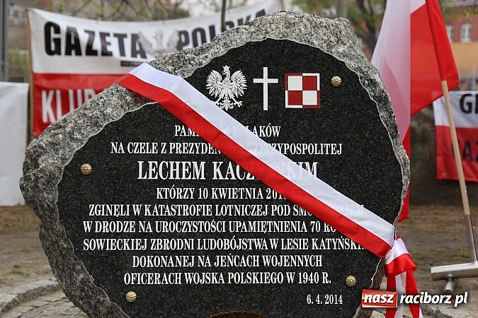 Zdjęcie w galerii na portalu naszraciborz.pl: Przy kościele NSPJ dokonano uroczystego odsłonięcia tablicy smoleńskiej wiadomości z regionu