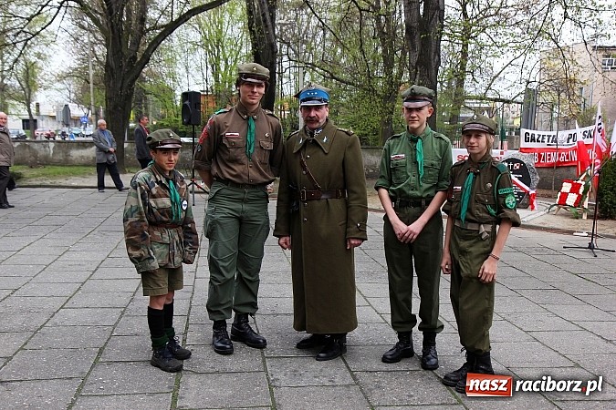 Zdjęcie w galerii na portalu naszraciborz.pl: Przy kościele NSPJ dokonano uroczystego odsłonięcia tablicy smoleńskiej wiadomości z regionu