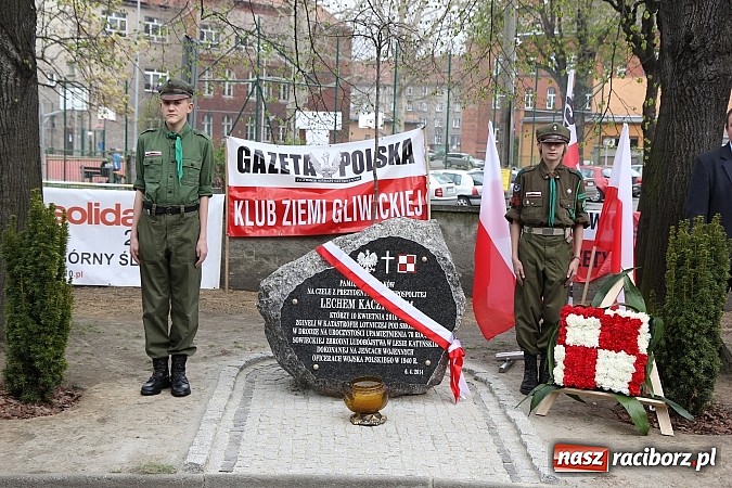 Zdjęcie w galerii na portalu naszraciborz.pl: Przy kościele NSPJ dokonano uroczystego odsłonięcia tablicy smoleńskiej wiadomości z regionu