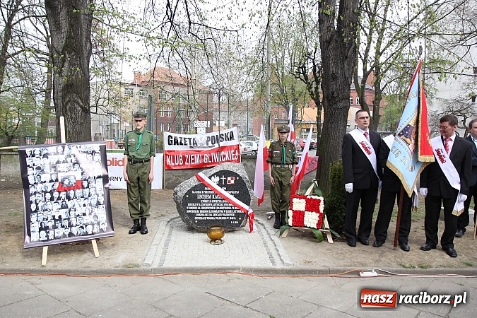 Zdjęcie w galerii na portalu naszraciborz.pl: Przy kościele NSPJ dokonano uroczystego odsłonięcia tablicy smoleńskiej wiadomości z regionu