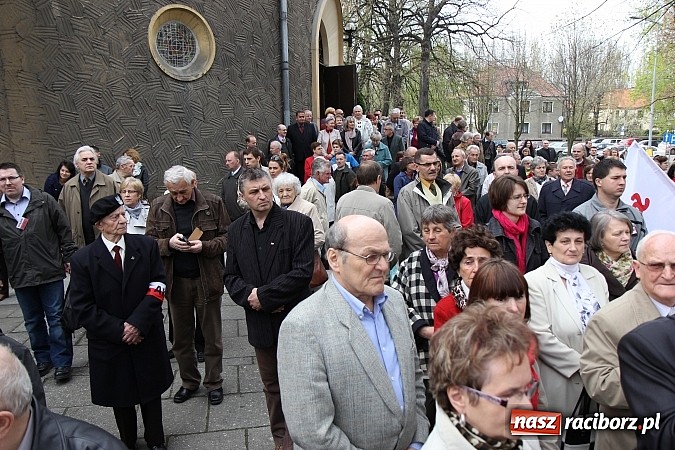 Zdjęcie w galerii na portalu naszraciborz.pl: Przy kościele NSPJ dokonano uroczystego odsłonięcia tablicy smoleńskiej wiadomości z regionu
