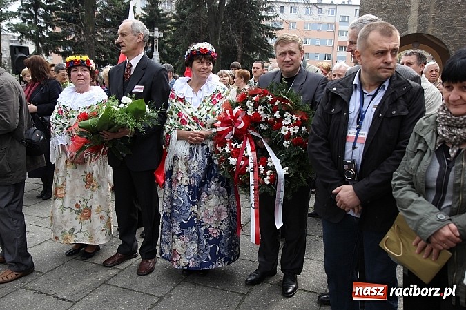 Zdjęcie w galerii na portalu naszraciborz.pl: Przy kościele NSPJ dokonano uroczystego odsłonięcia tablicy smoleńskiej wiadomości z regionu