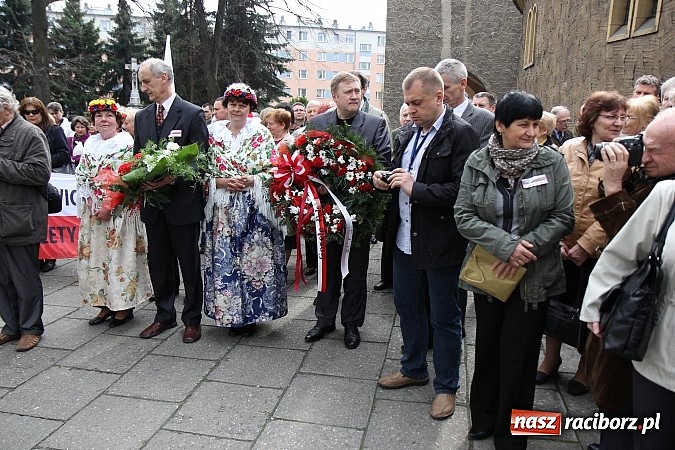 Zdjęcie w galerii na portalu naszraciborz.pl: Przy kościele NSPJ dokonano uroczystego odsłonięcia tablicy smoleńskiej wiadomości z regionu