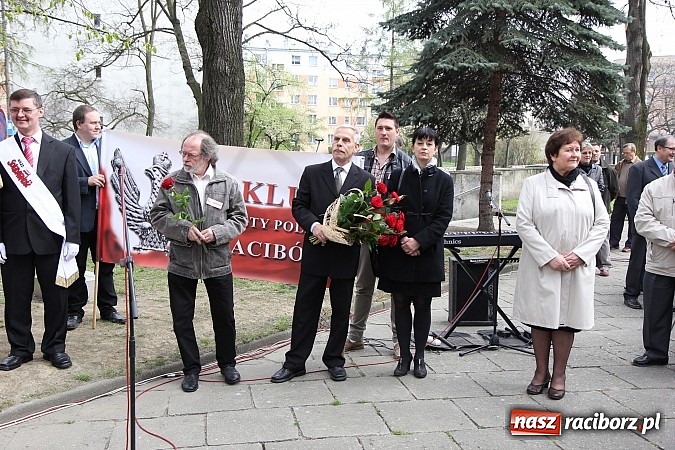 Zdjęcie w galerii na portalu naszraciborz.pl: Przy kościele NSPJ dokonano uroczystego odsłonięcia tablicy smoleńskiej wiadomości z regionu