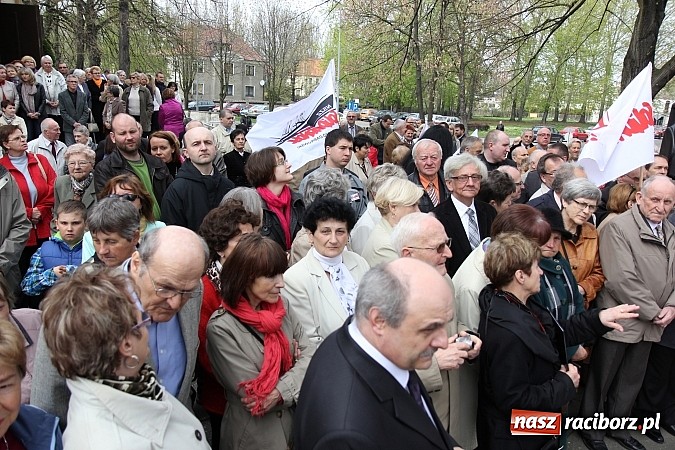 Zdjęcie w galerii na portalu naszraciborz.pl: Przy kościele NSPJ dokonano uroczystego odsłonięcia tablicy smoleńskiej wiadomości z regionu