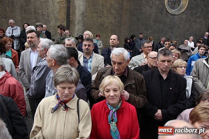 Zdjęcie w galerii na portalu naszraciborz.pl: Przy kościele NSPJ dokonano uroczystego odsłonięcia tablicy smoleńskiej wiadomości z regionu