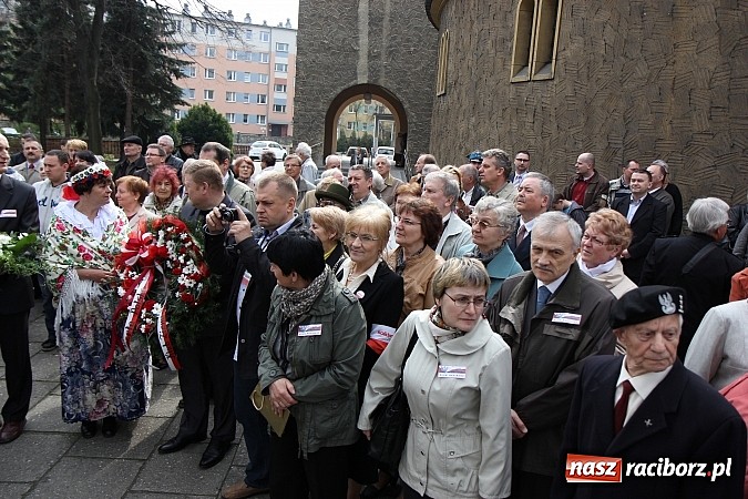 Zdjęcie w galerii na portalu naszraciborz.pl: Przy kościele NSPJ dokonano uroczystego odsłonięcia tablicy smoleńskiej wiadomości z regionu
