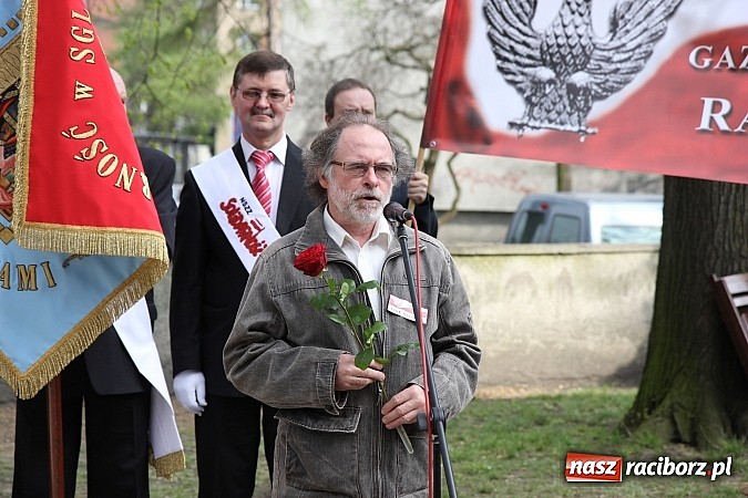 Zdjęcie w galerii na portalu naszraciborz.pl: Przy kościele NSPJ dokonano uroczystego odsłonięcia tablicy smoleńskiej wiadomości z regionu