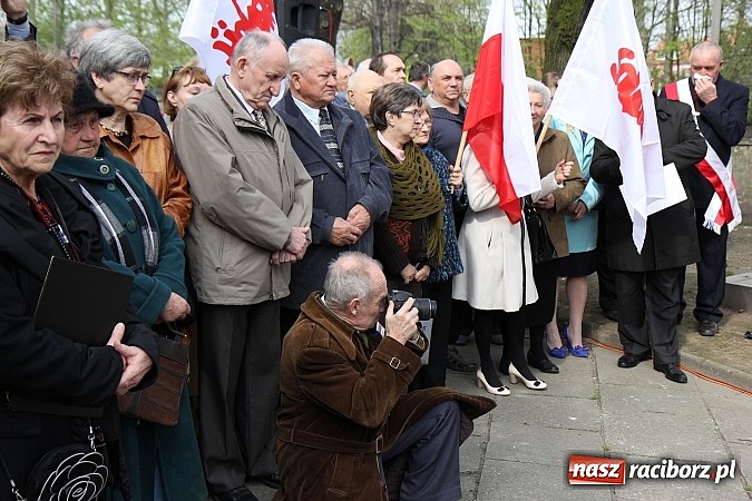 Zdjęcie w galerii na portalu naszraciborz.pl: Przy kościele NSPJ dokonano uroczystego odsłonięcia tablicy smoleńskiej wiadomości z regionu