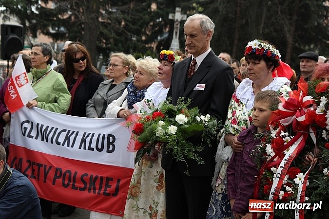 Zdjęcie w galerii na portalu naszraciborz.pl: Przy kościele NSPJ dokonano uroczystego odsłonięcia tablicy smoleńskiej wiadomości z regionu