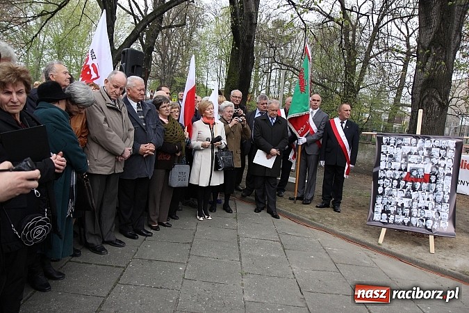 Zdjęcie w galerii na portalu naszraciborz.pl: Przy kościele NSPJ dokonano uroczystego odsłonięcia tablicy smoleńskiej wiadomości z regionu