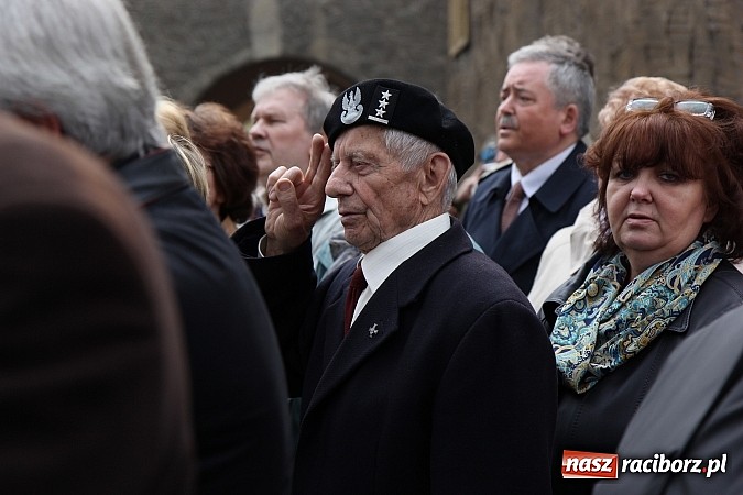 Zdjęcie w galerii na portalu naszraciborz.pl: Przy kościele NSPJ dokonano uroczystego odsłonięcia tablicy smoleńskiej wiadomości z regionu