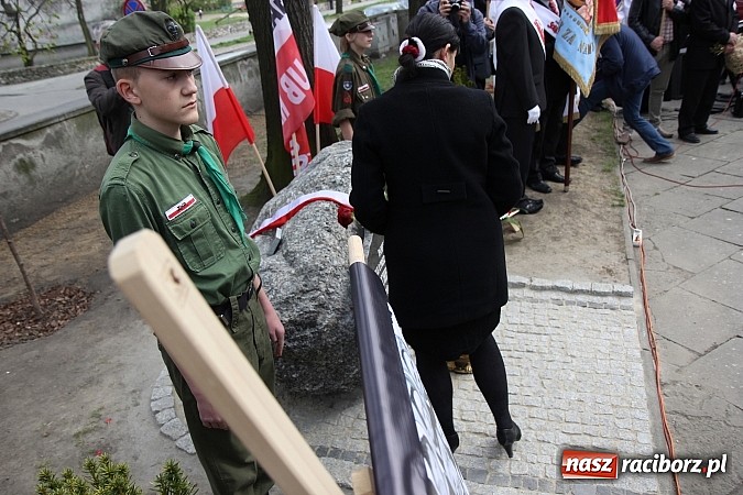 Zdjęcie w galerii na portalu naszraciborz.pl: Przy kościele NSPJ dokonano uroczystego odsłonięcia tablicy smoleńskiej wiadomości z regionu