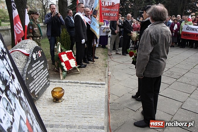 Zdjęcie w galerii na portalu naszraciborz.pl: Przy kościele NSPJ dokonano uroczystego odsłonięcia tablicy smoleńskiej wiadomości z regionu