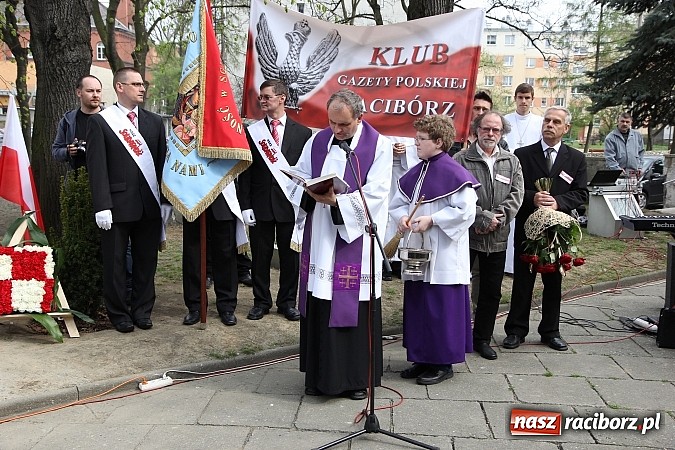 Zdjęcie w galerii na portalu naszraciborz.pl: Przy kościele NSPJ dokonano uroczystego odsłonięcia tablicy smoleńskiej wiadomości z regionu