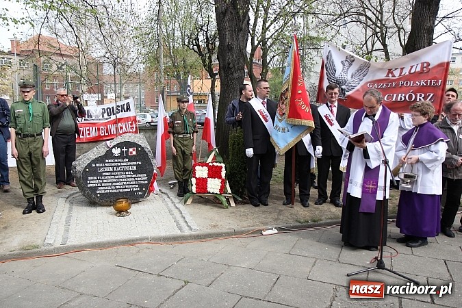 Zdjęcie w galerii na portalu naszraciborz.pl: Przy kościele NSPJ dokonano uroczystego odsłonięcia tablicy smoleńskiej wiadomości z regionu