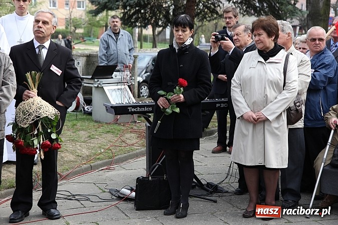 Zdjęcie w galerii na portalu naszraciborz.pl: Przy kościele NSPJ dokonano uroczystego odsłonięcia tablicy smoleńskiej wiadomości z regionu