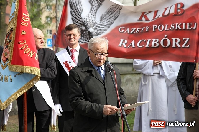 Zdjęcie w galerii na portalu naszraciborz.pl: Przy kościele NSPJ dokonano uroczystego odsłonięcia tablicy smoleńskiej wiadomości z regionu
