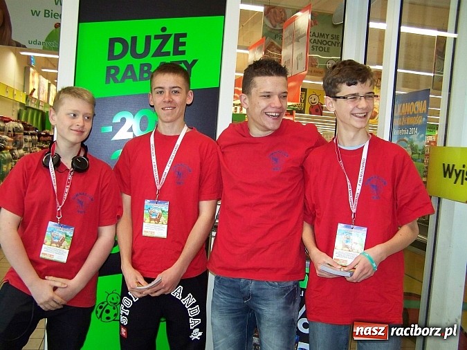 Zdjęcie w galerii na portalu naszraciborz.pl: Gimnazjum Nr 5 uczy wrażliwości na rzecz drugiego człowieka i naszej społeczności wiadomości z regionu