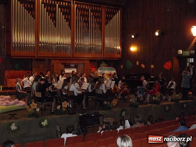 Zdjęcie w galerii na portalu naszraciborz.pl: Czerwony Kapturek instrumentalnie, czyli dni otwarte Szkoły Muzycznej wiadomości z regionu