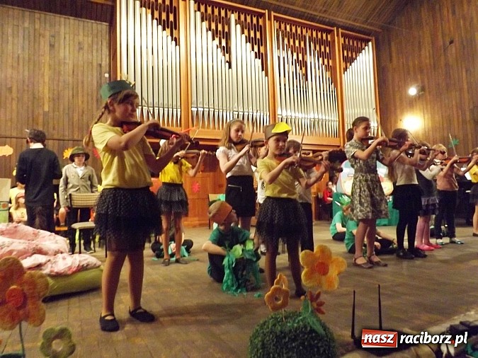 Zdjęcie w galerii na portalu naszraciborz.pl: Czerwony Kapturek instrumentalnie, czyli dni otwarte Szkoły Muzycznej wiadomości z regionu