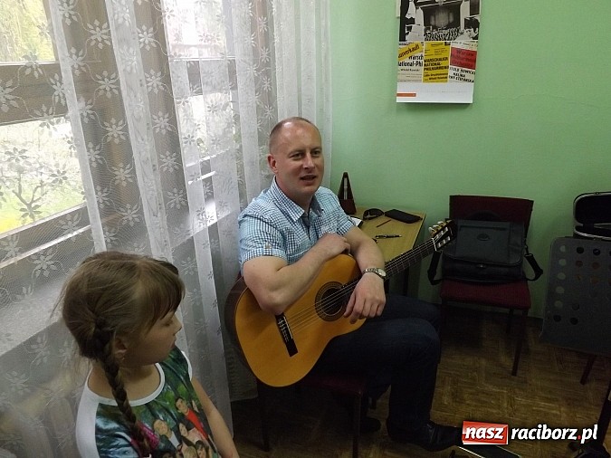 Zdjęcie w galerii na portalu naszraciborz.pl: Czerwony Kapturek instrumentalnie, czyli dni otwarte Szkoły Muzycznej wiadomości z regionu