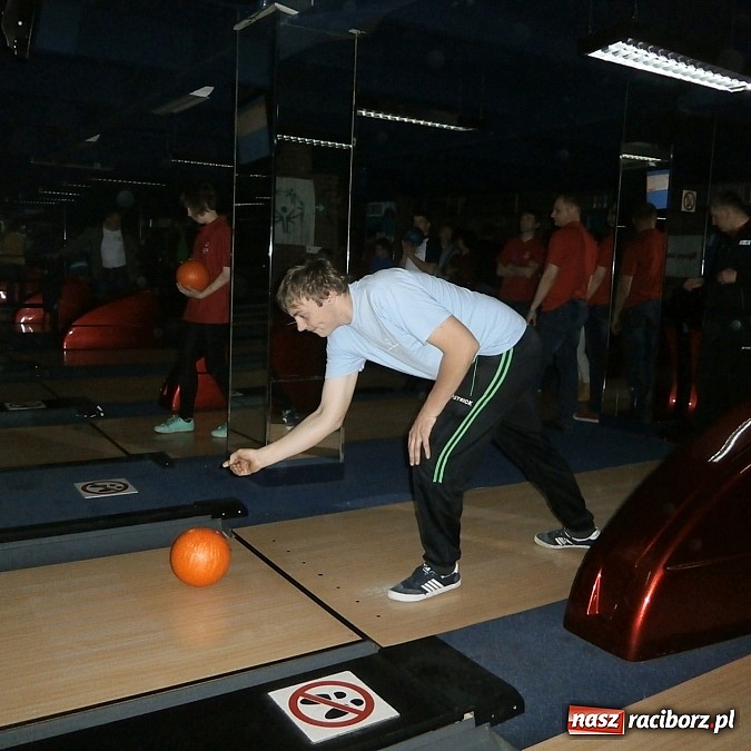Zdjęcie w galerii na portalu naszraciborz.pl: Raciborscy uczniowie na turnieju bowlingowym w Katowicach wiadomości z regionu