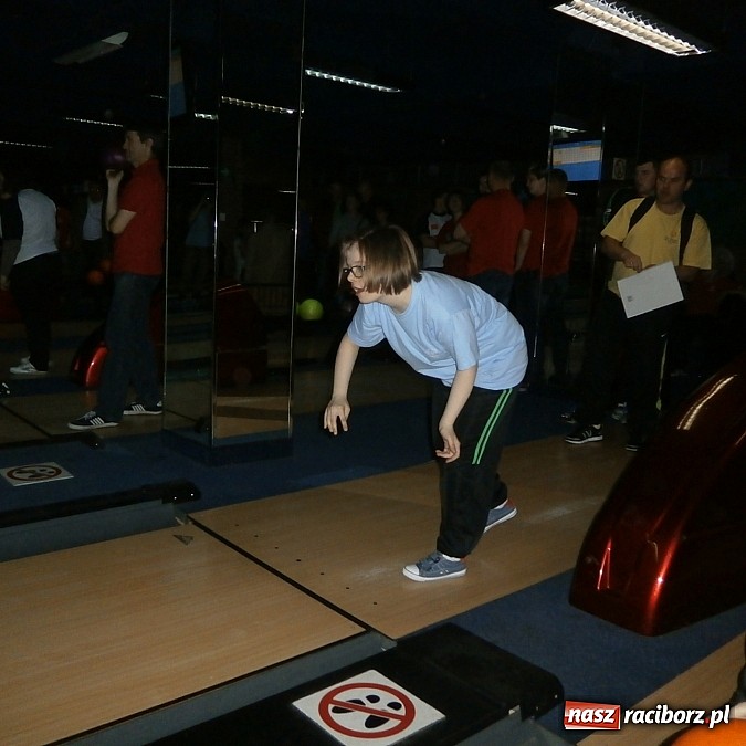Zdjęcie w galerii na portalu naszraciborz.pl: Raciborscy uczniowie na turnieju bowlingowym w Katowicach wiadomości z regionu
