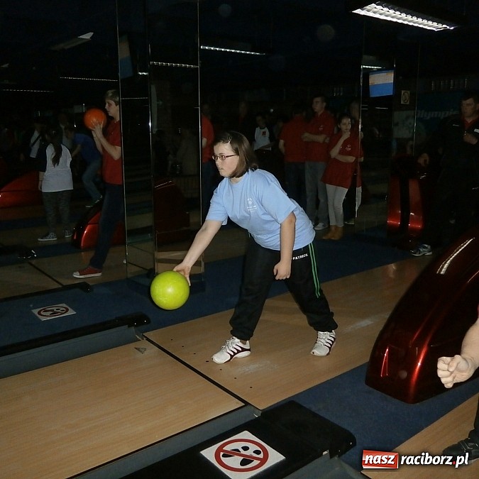 Zdjęcie w galerii na portalu naszraciborz.pl: Raciborscy uczniowie na turnieju bowlingowym w Katowicach wiadomości z regionu