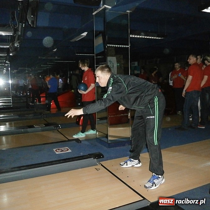 Zdjęcie w galerii na portalu naszraciborz.pl: Raciborscy uczniowie na turnieju bowlingowym w Katowicach wiadomości z regionu