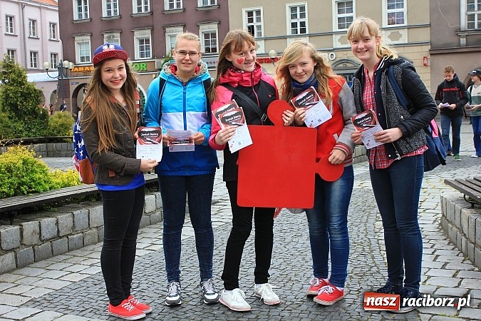 Zdjęcie w galerii na portalu naszraciborz.pl: Flash mob na rynku, czyli PWSZ i uczniowie z Tworkowa wspólnie przeciw białaczce wiadomości z regionu