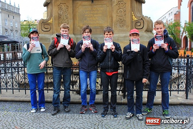 Zdjęcie w galerii na portalu naszraciborz.pl: Flash mob na rynku, czyli PWSZ i uczniowie z Tworkowa wspólnie przeciw białaczce wiadomości z regionu