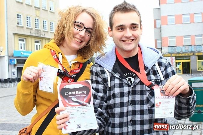 Zdjęcie w galerii na portalu naszraciborz.pl: Flash mob na rynku, czyli PWSZ i uczniowie z Tworkowa wspólnie przeciw białaczce wiadomości z regionu
