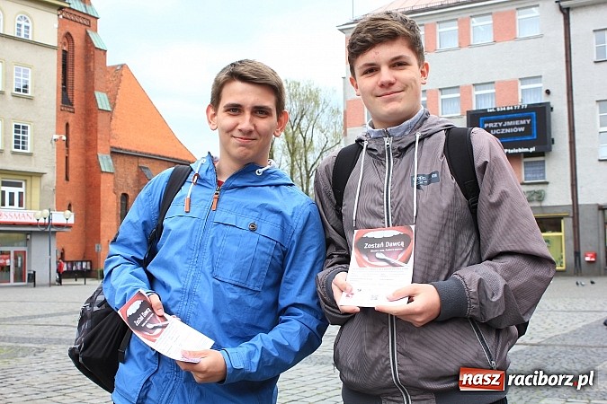 Zdjęcie w galerii na portalu naszraciborz.pl: Flash mob na rynku, czyli PWSZ i uczniowie z Tworkowa wspólnie przeciw białaczce wiadomości z regionu