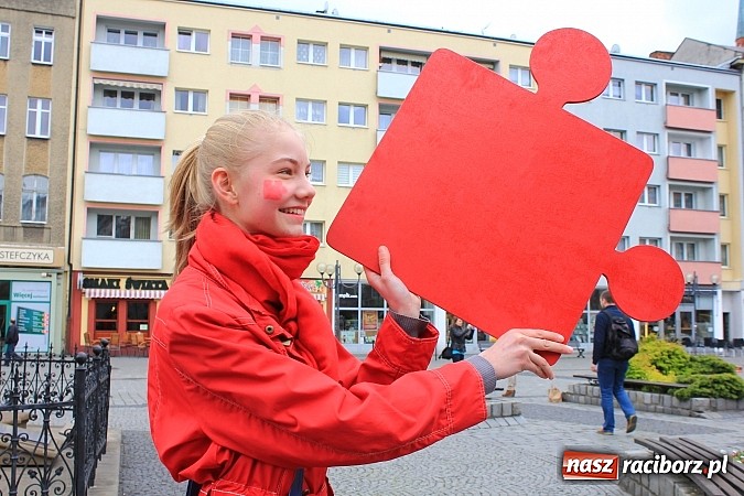 Zdjęcie w galerii na portalu naszraciborz.pl: Flash mob na rynku, czyli PWSZ i uczniowie z Tworkowa wspólnie przeciw białaczce wiadomości z regionu