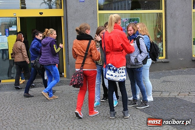 Zdjęcie w galerii na portalu naszraciborz.pl: Flash mob na rynku, czyli PWSZ i uczniowie z Tworkowa wspólnie przeciw białaczce wiadomości z regionu