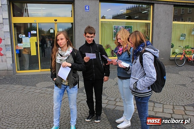 Zdjęcie w galerii na portalu naszraciborz.pl: Flash mob na rynku, czyli PWSZ i uczniowie z Tworkowa wspólnie przeciw białaczce wiadomości z regionu