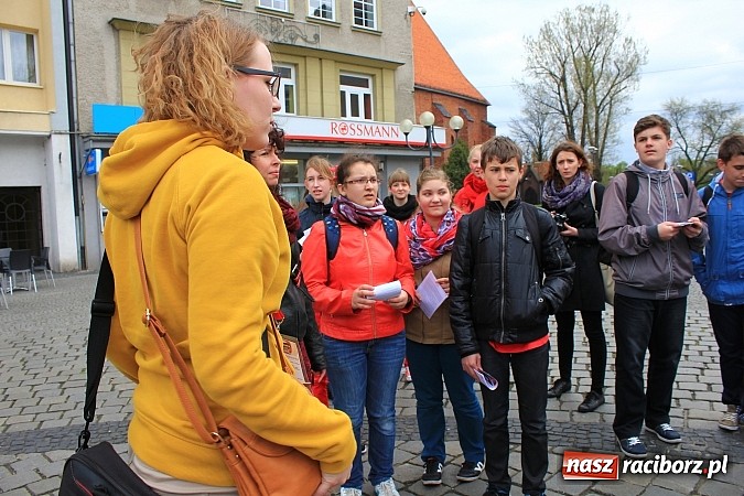 Zdjęcie w galerii na portalu naszraciborz.pl: Flash mob na rynku, czyli PWSZ i uczniowie z Tworkowa wspólnie przeciw białaczce wiadomości z regionu