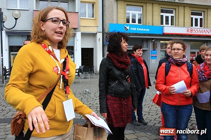 Zdjęcie w galerii na portalu naszraciborz.pl: Flash mob na rynku, czyli PWSZ i uczniowie z Tworkowa wspólnie przeciw białaczce wiadomości z regionu