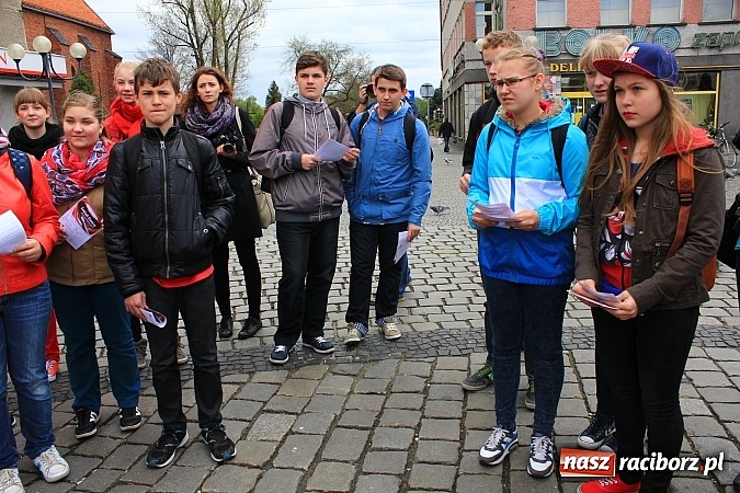 Zdjęcie w galerii na portalu naszraciborz.pl: Flash mob na rynku, czyli PWSZ i uczniowie z Tworkowa wspólnie przeciw białaczce wiadomości z regionu