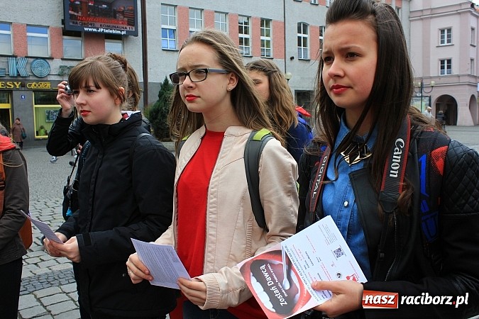 Zdjęcie w galerii na portalu naszraciborz.pl: Flash mob na rynku, czyli PWSZ i uczniowie z Tworkowa wspólnie przeciw białaczce wiadomości z regionu
