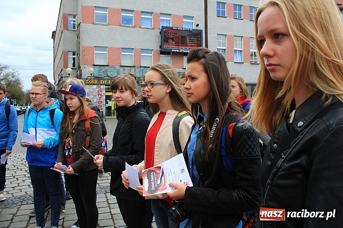 Zdjęcie w galerii na portalu naszraciborz.pl: Flash mob na rynku, czyli PWSZ i uczniowie z Tworkowa wspólnie przeciw białaczce wiadomości z regionu