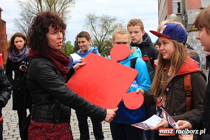 Zdjęcie w galerii na portalu naszraciborz.pl: Flash mob na rynku, czyli PWSZ i uczniowie z Tworkowa wspólnie przeciw białaczce wiadomości z regionu